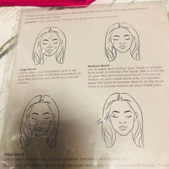 🎁 3-pc Contour Brush Set - Macy’s 🎁 - Picture 3 of 3